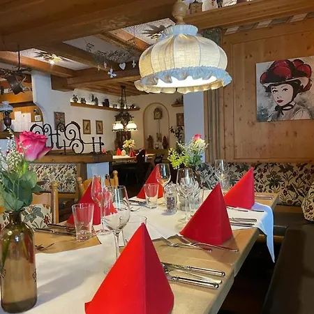 מלון Restaurant Falken 3*