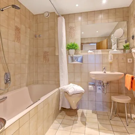 מלון Restaurant Falken 3*